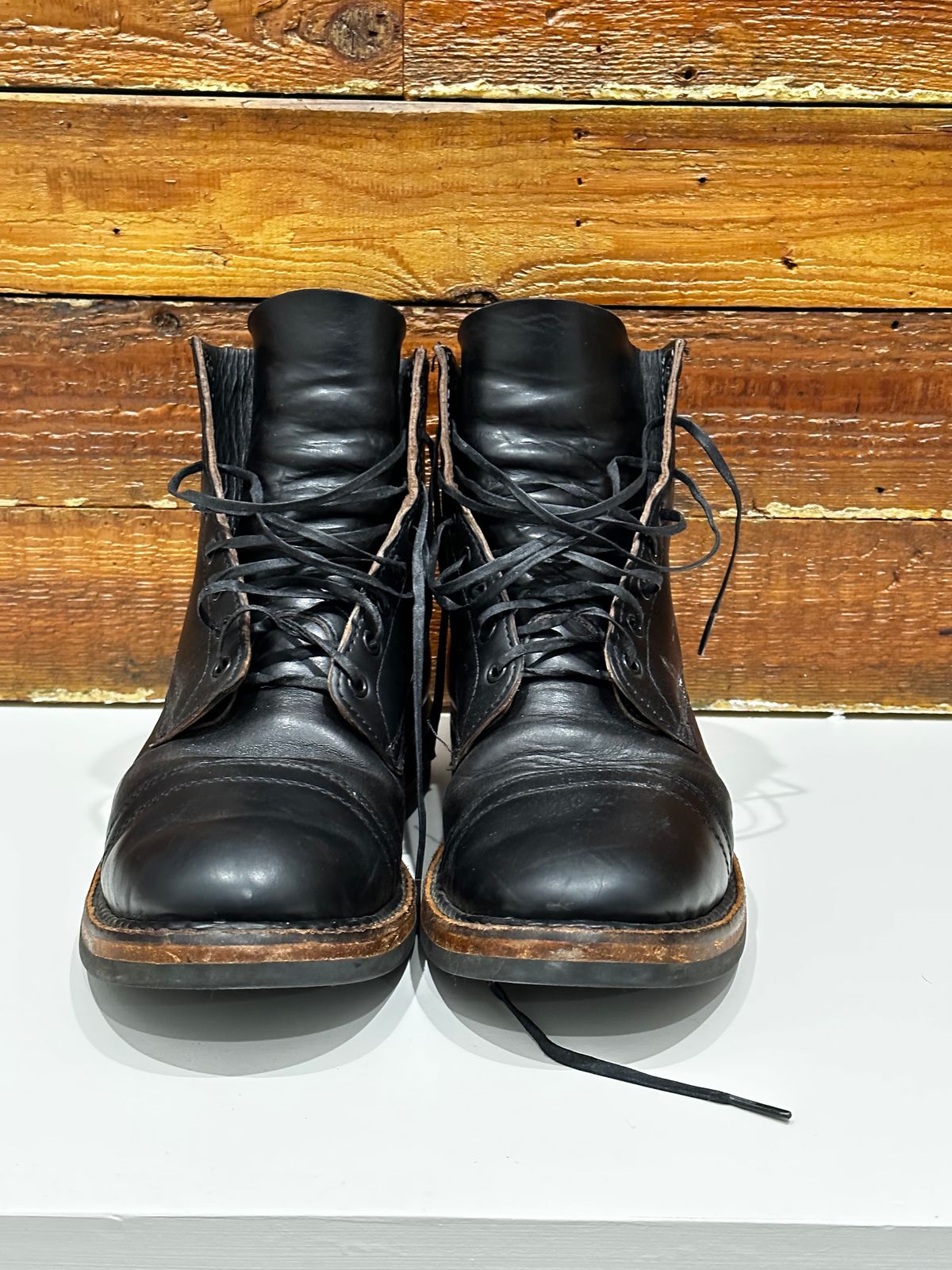 Photo by grdrw on March 6, 2023 of the White's Bounty Hunter in Horween Black Chromexcel Horsehide.