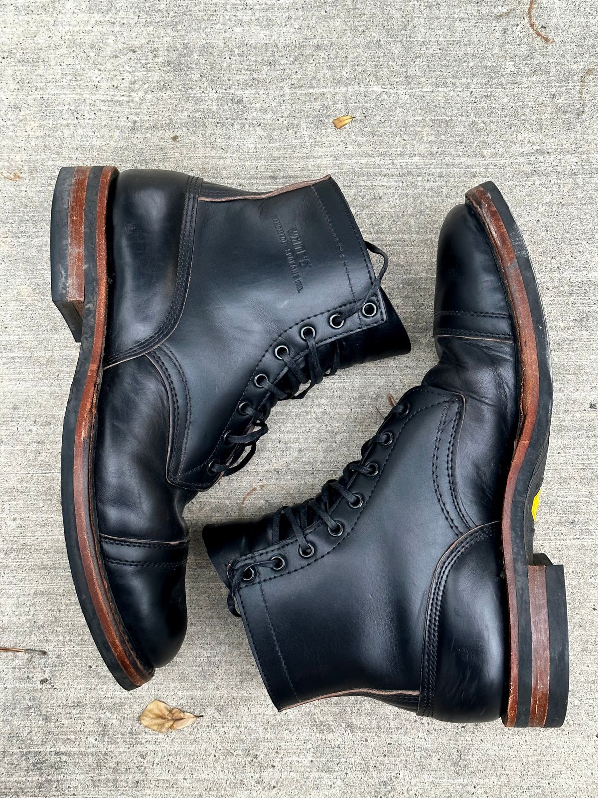 Photo by grdrw on April 5, 2023 of the White's Bounty Hunter in Horween Black Chromexcel Horsehide.