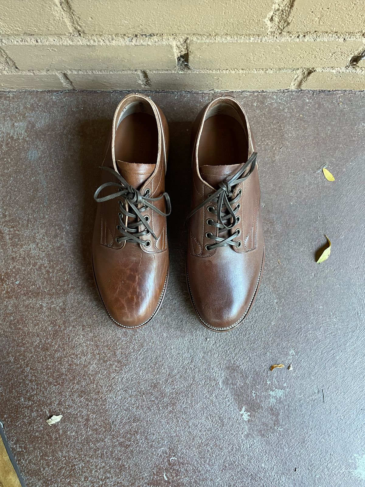 Photo by StCrispinGlover on October 1, 2022 of the Viberg 145 Oxford in Horween Natural Essex Workshoe Butt.