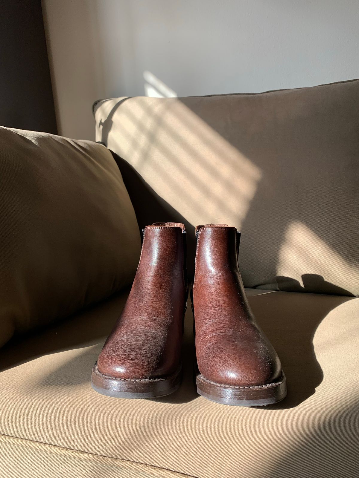 Photo by jb_jams on November 5, 2022 of the Addict Boots AB-03 Chelsea Boots in Unknown Leather.