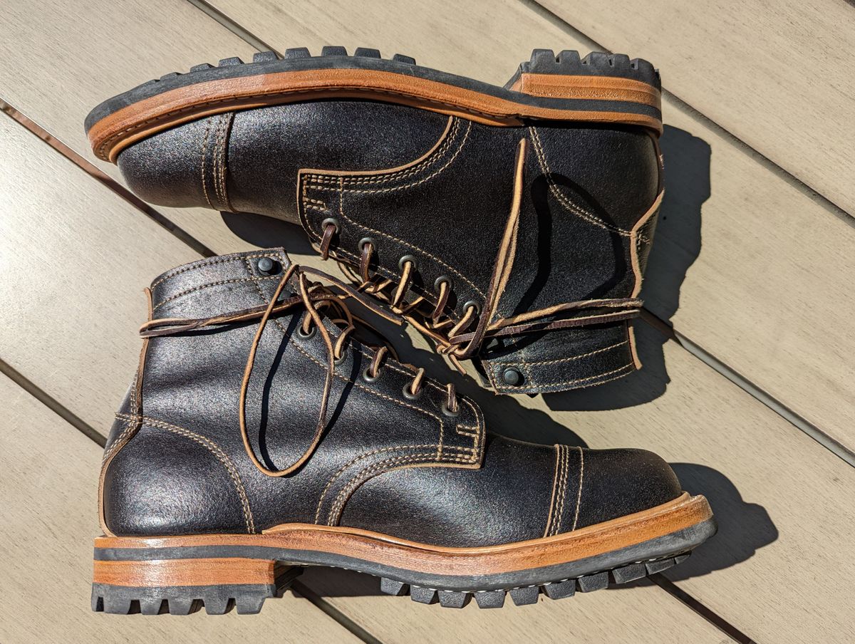 Photo by joeljackson on October 1, 2022 of the Truman Unlisted Model in Horween Black Waxed Flesh.