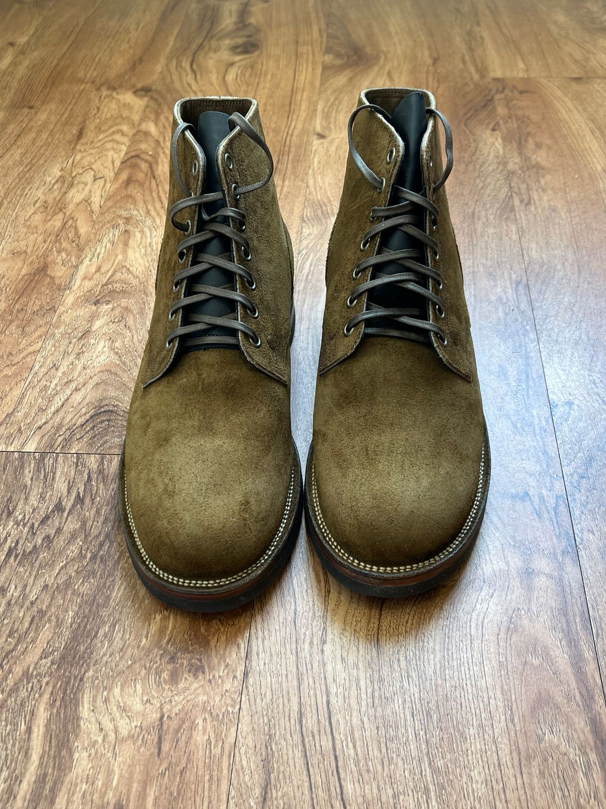 Photo by scoffz on September 26, 2022 of the Viberg Service Boot in Horween Mushroom Chamois Roughout.