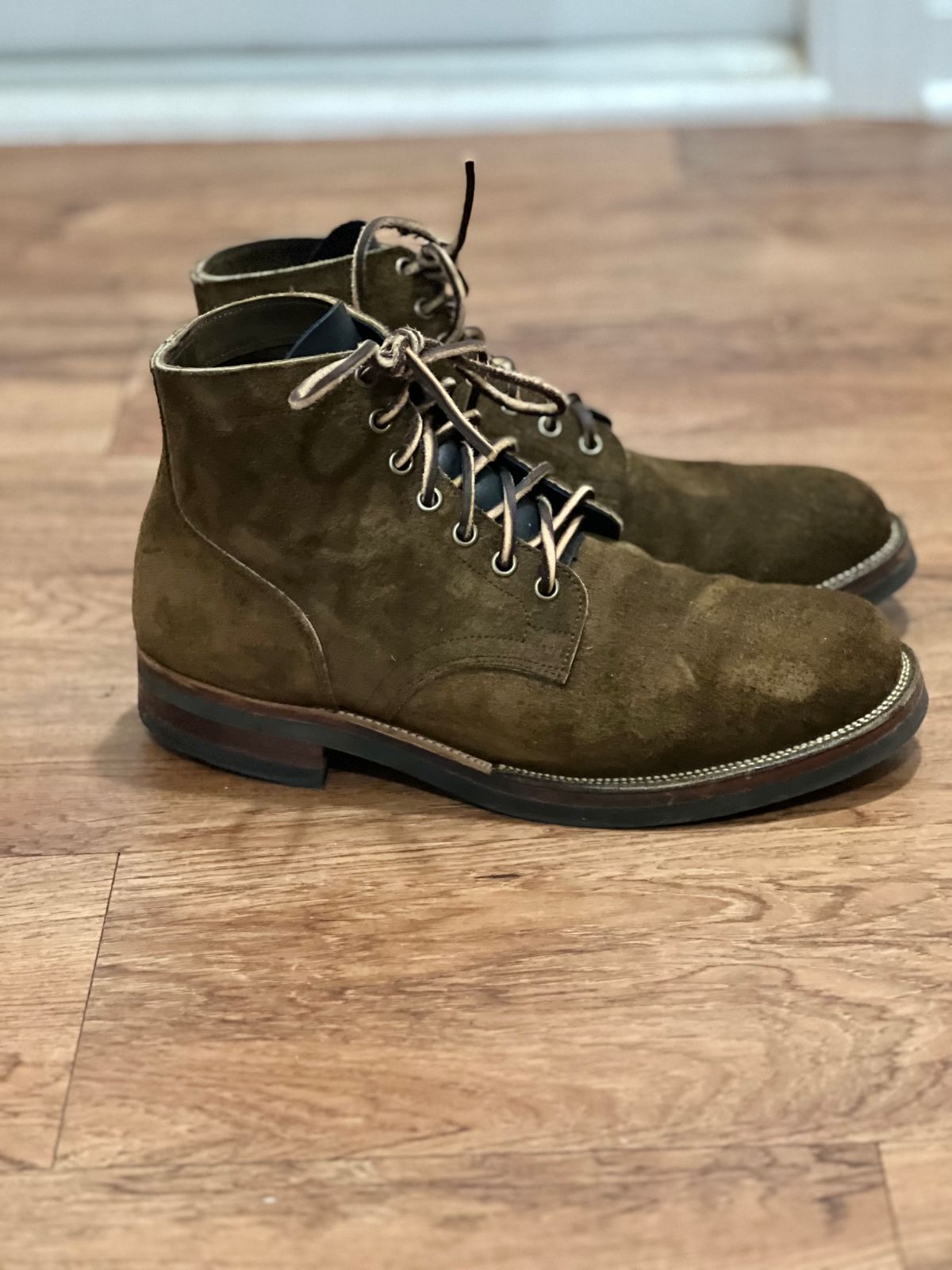 Photo by scoffz on December 6, 2022 of the Viberg Service Boot in Horween Mushroom Chamois Roughout.