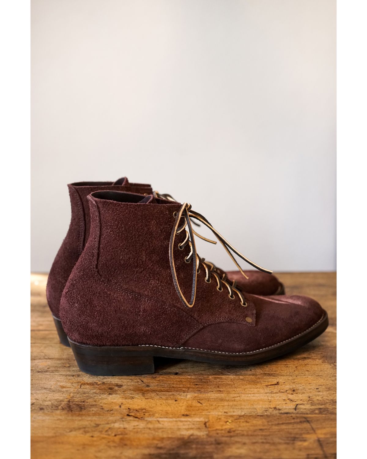 Photo by boootlicker on October 1, 2023 of the NF Bootmaker Fritz Boot in J&FJ Baker Australian Nut Panel Hide Roughout.