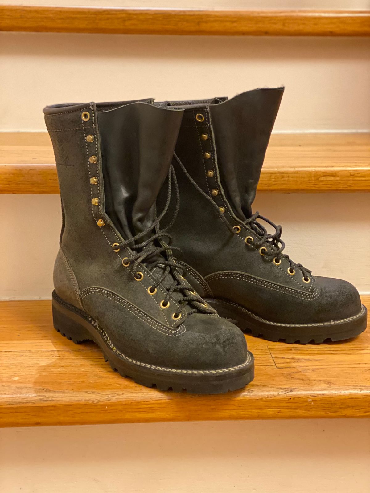 Photo by chrisx on October 4, 2023 of the Viberg Rigger in Unknown Leather.