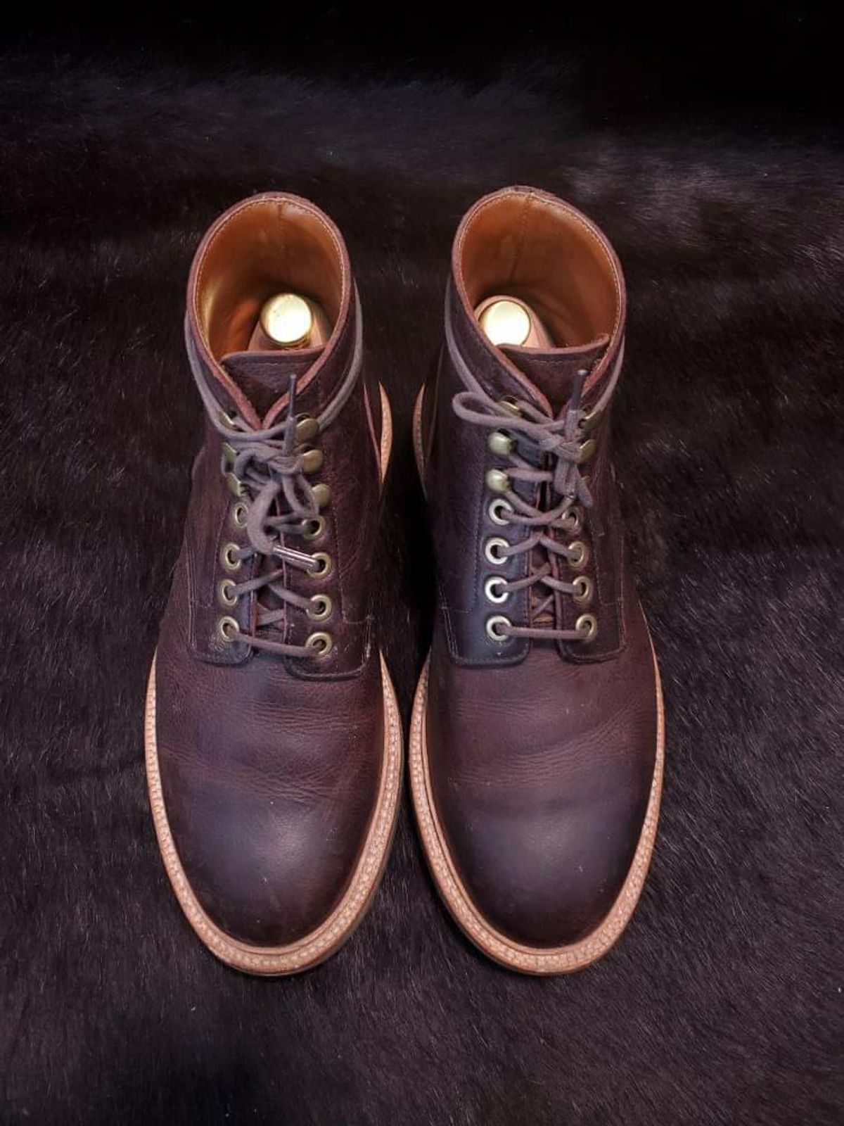 Photo by pablito on November 6, 2022 of the Grant Stone Brass Boot in C.F. Stead Dark Burgundy Classic Kudu.
