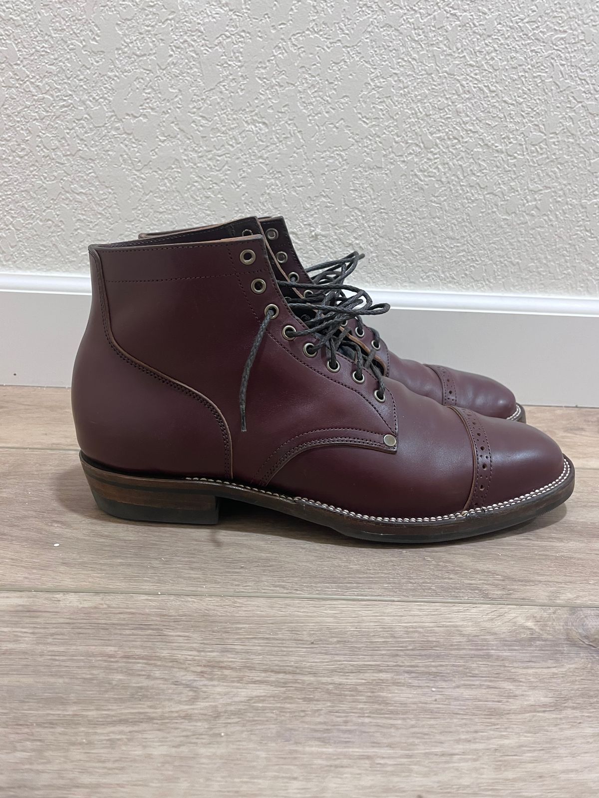Photo by selvedge_and_welted on April 22, 2023 of the NF Bootmaker Type I in Horween Bordeaux Workshoe Butt.