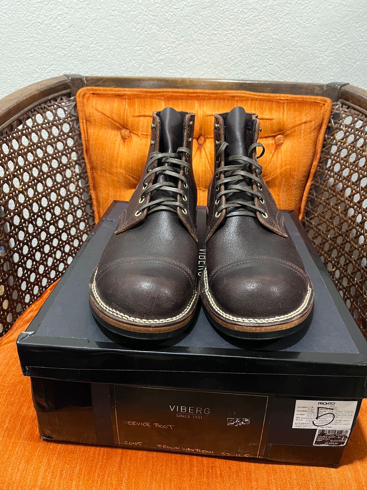 Photo by selvedge_and_welted on October 1, 2023 of the Viberg Service Boot in Horween Brown Waxed Flesh.