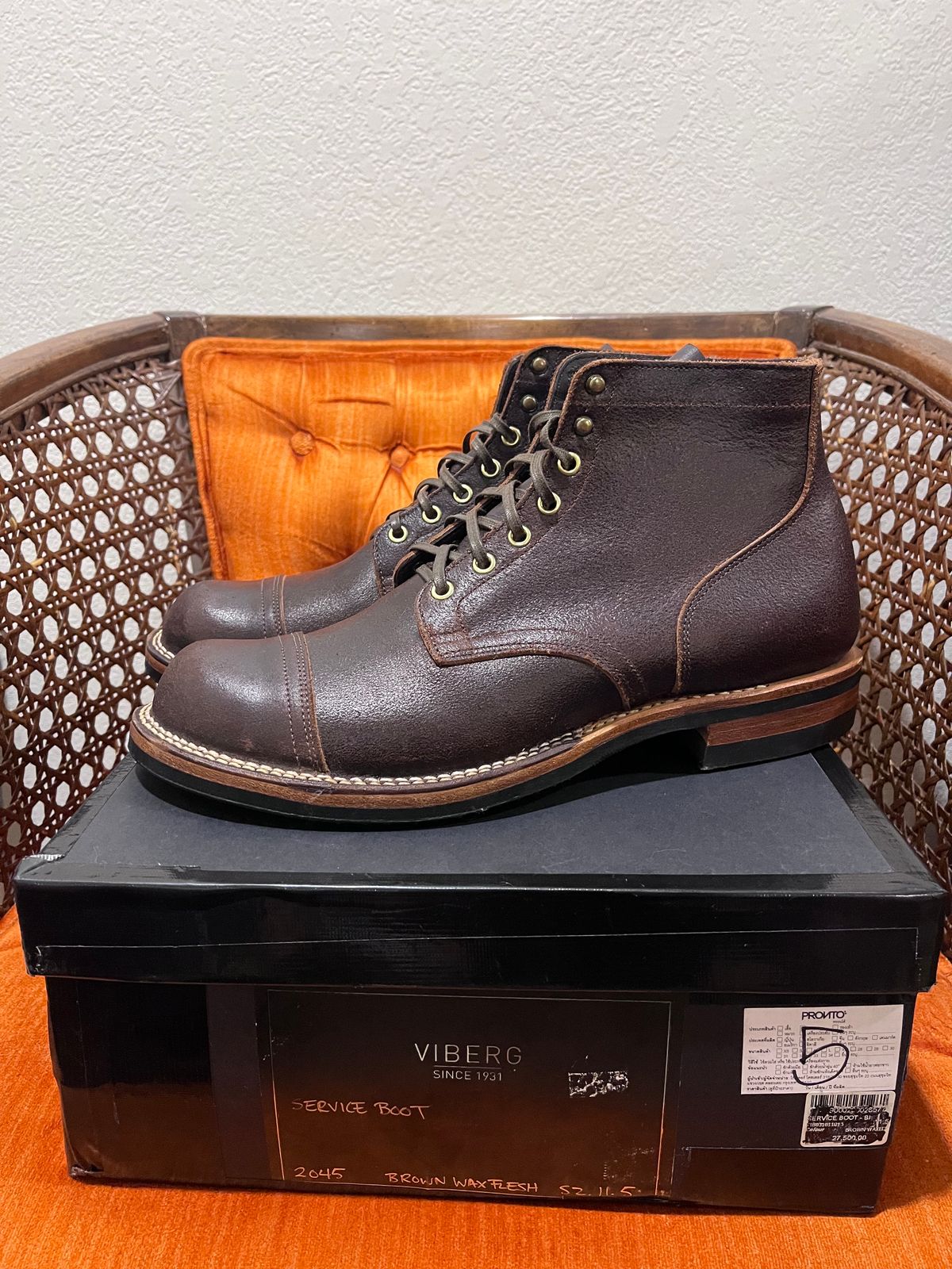 Photo by selvedge_and_welted on October 1, 2023 of the Viberg Service Boot in Horween Brown Waxed Flesh.