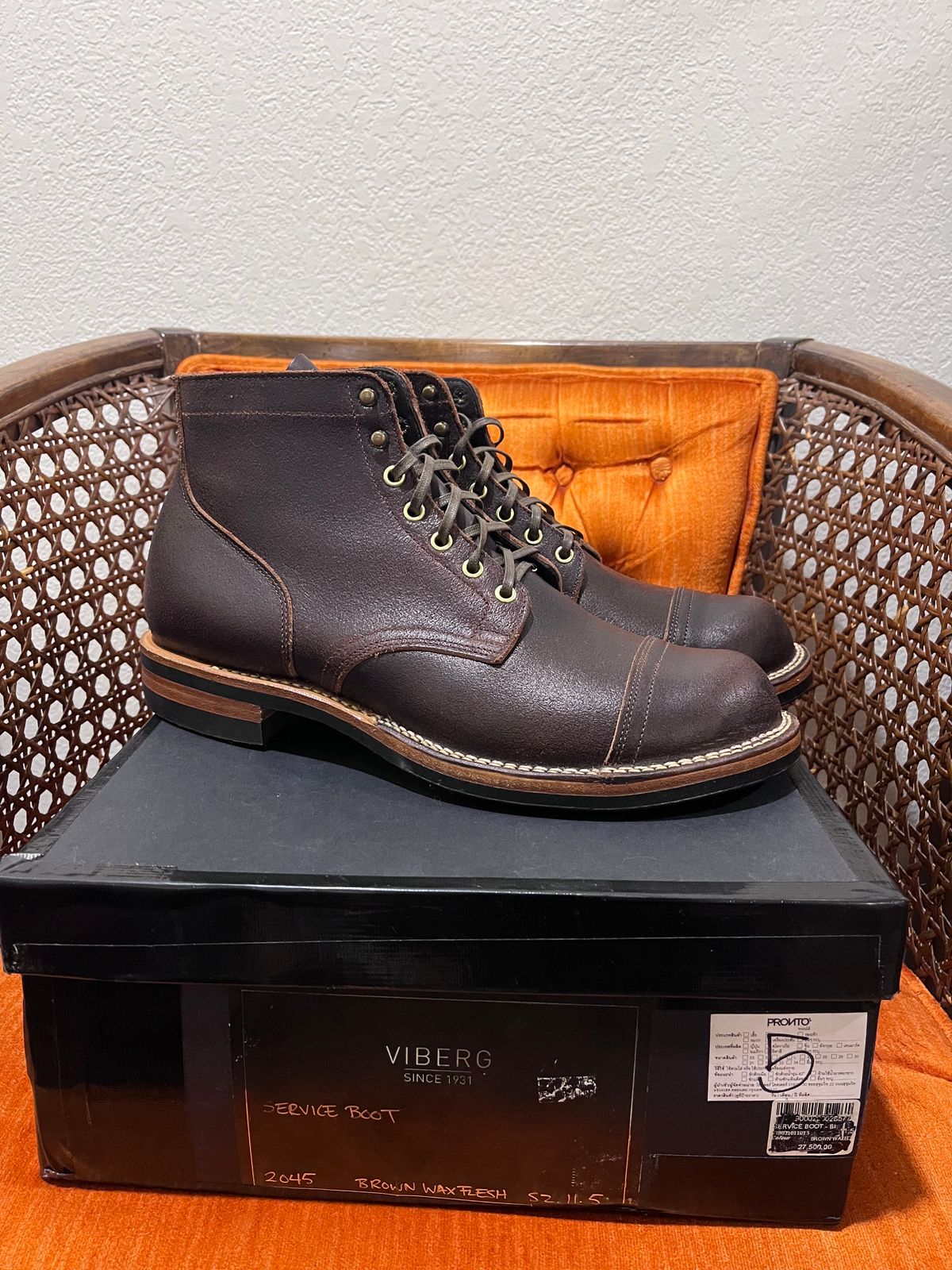 Photo by selvedge_and_welted on October 1, 2023 of the Viberg Service Boot in Horween Brown Waxed Flesh.