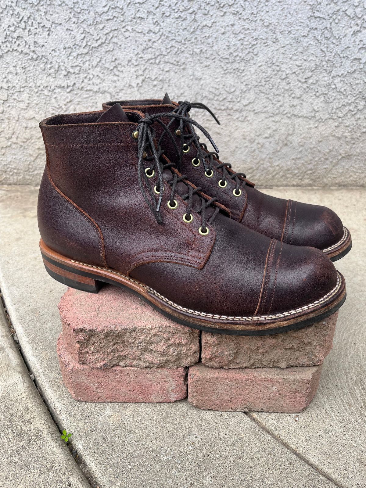 Photo by selvedge_and_welted on January 1, 2024 of the Viberg Service Boot in Horween Brown Waxed Flesh.