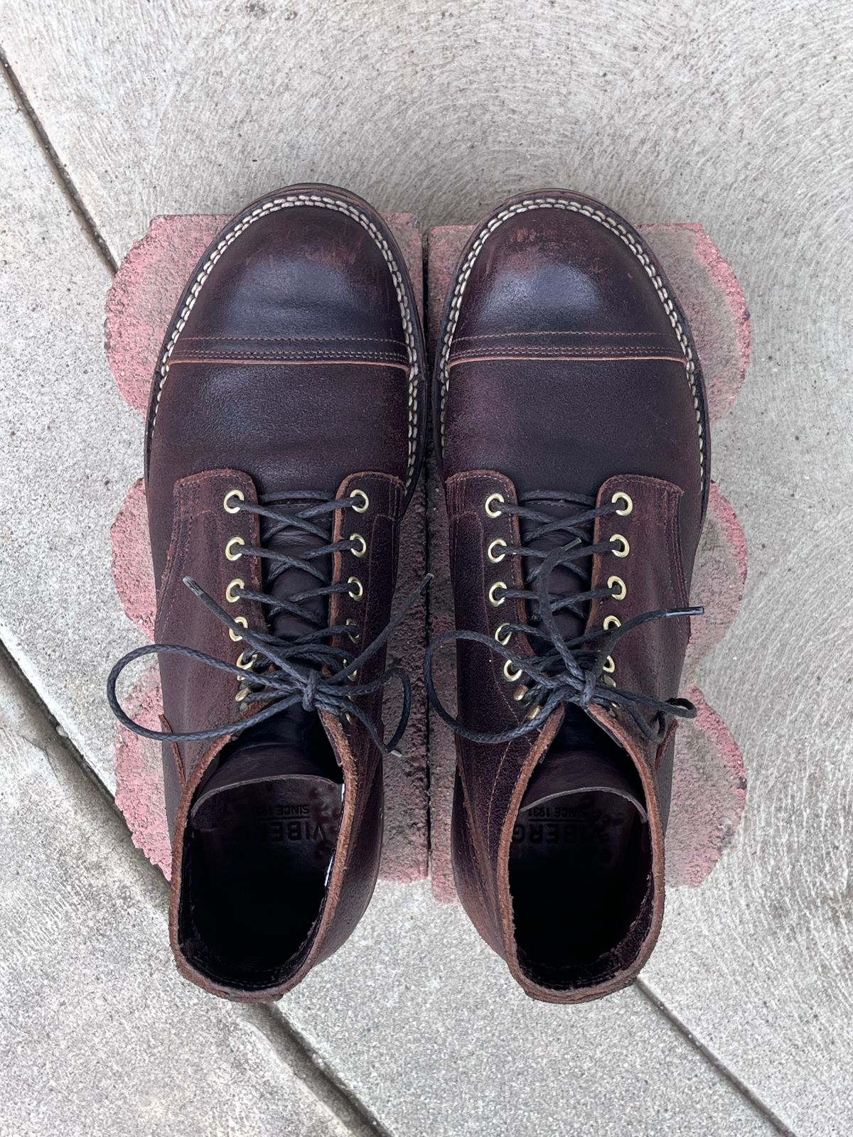 Photo by selvedge_and_welted on January 1, 2024 of the Viberg Service Boot in Horween Brown Waxed Flesh.