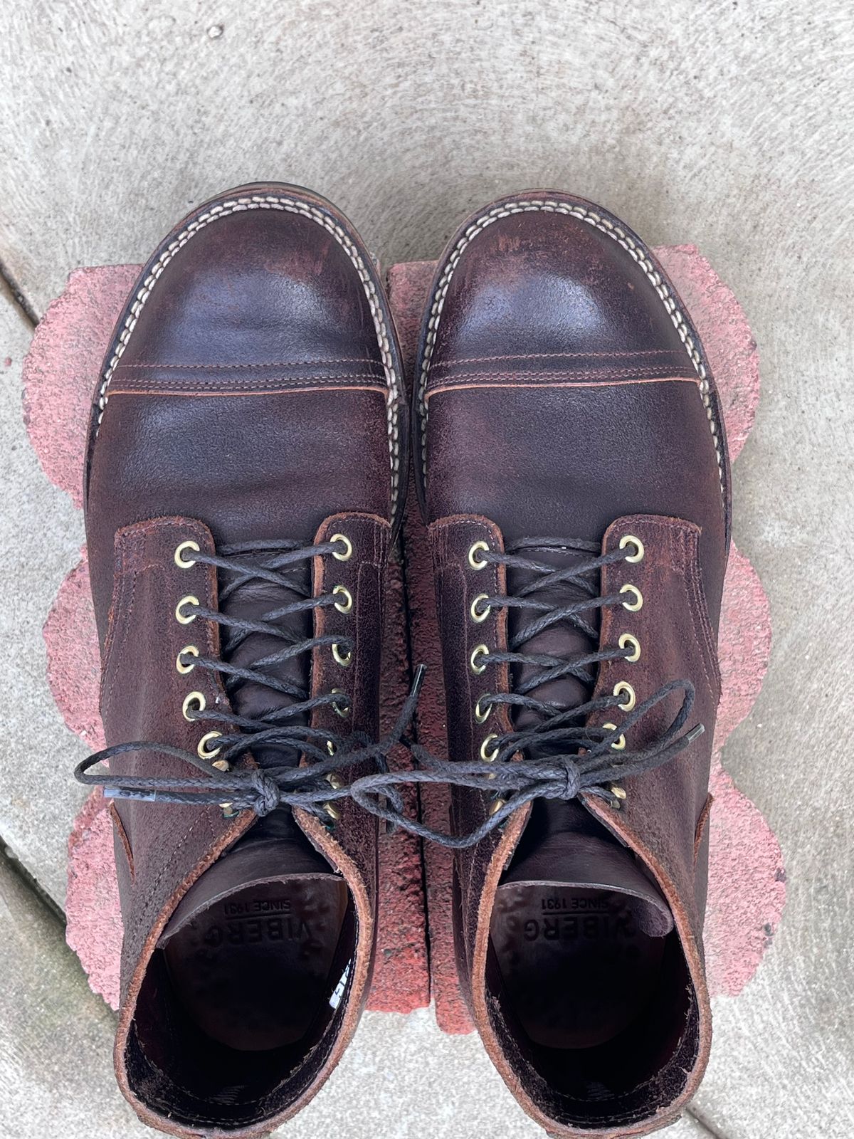 Photo by selvedge_and_welted on February 1, 2024 of the Viberg Service Boot in Horween Brown Waxed Flesh.