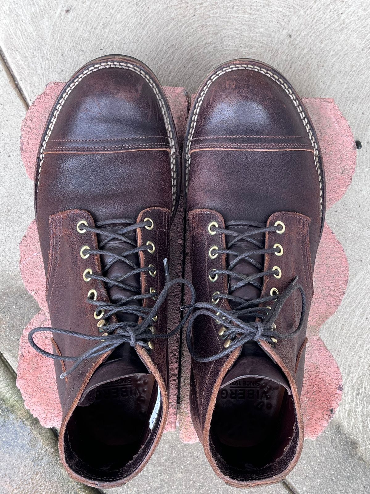 Photo by selvedge_and_welted on March 1, 2024 of the Viberg Service Boot in Horween Brown Waxed Flesh.