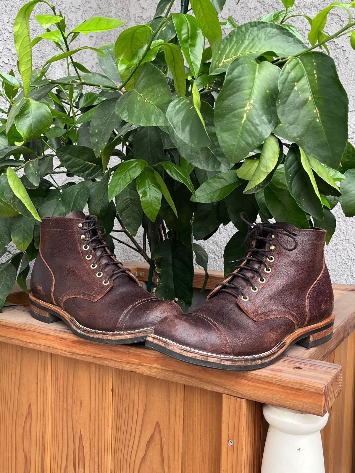 Photo by selvedge_and_welted on April 4, 2024 of the Viberg Service Boot in Horween Brown Waxed Flesh.