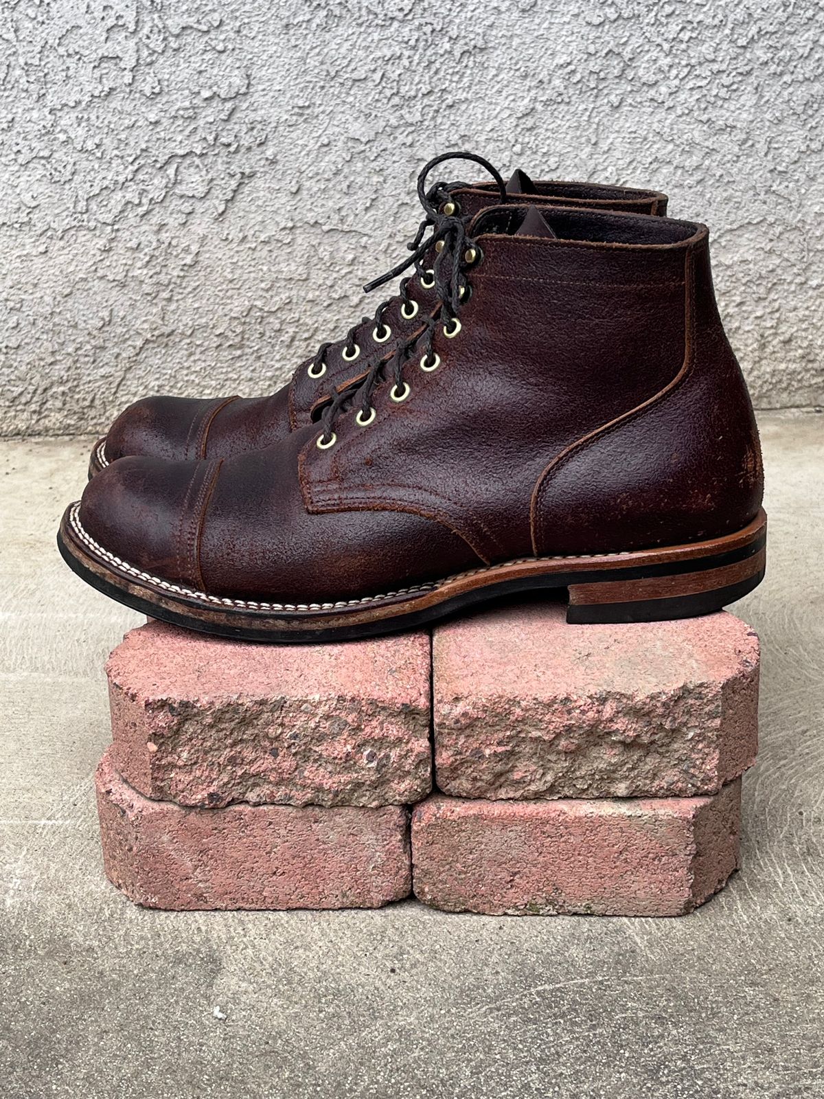 Photo by selvedge_and_welted on April 4, 2024 of the Viberg Service Boot in Horween Brown Waxed Flesh.