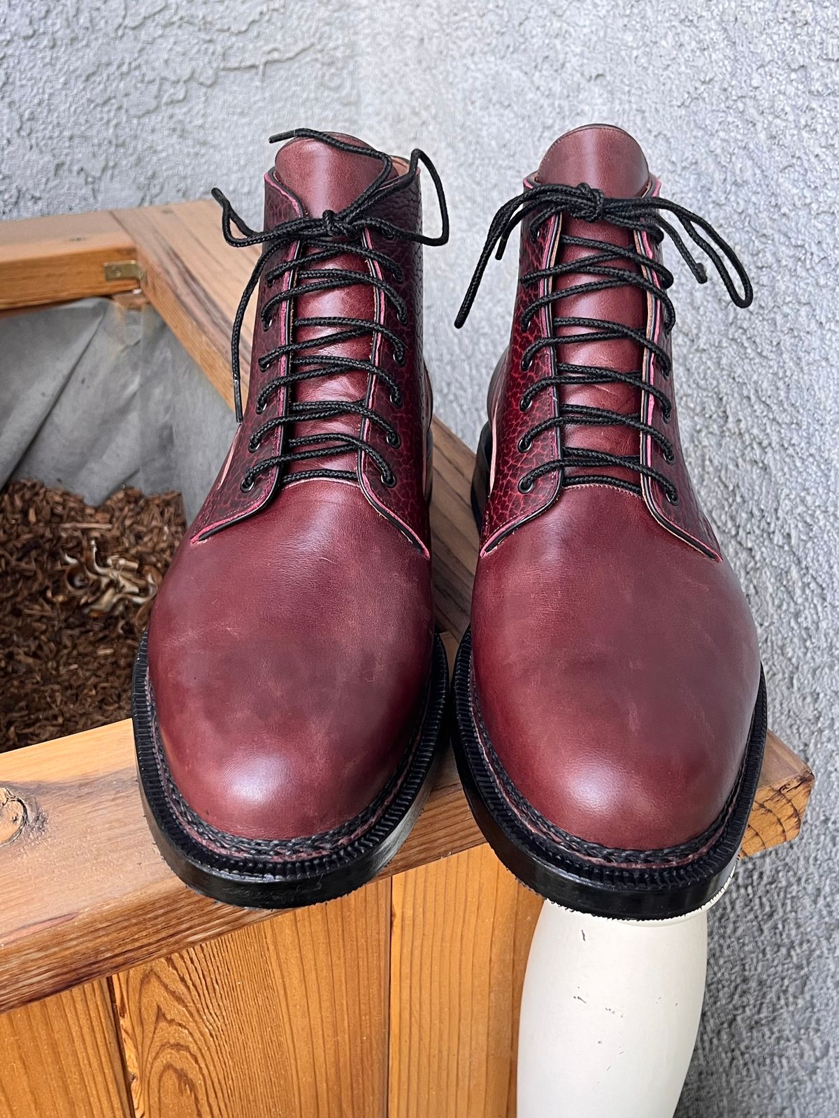 Photo by selvedge_and_welted on November 5, 2024 of the Arno Galno in Maryam Burgundy TPR Horsebutt & Law Tanning Black Cherry Big Horn Shrunken Bison.