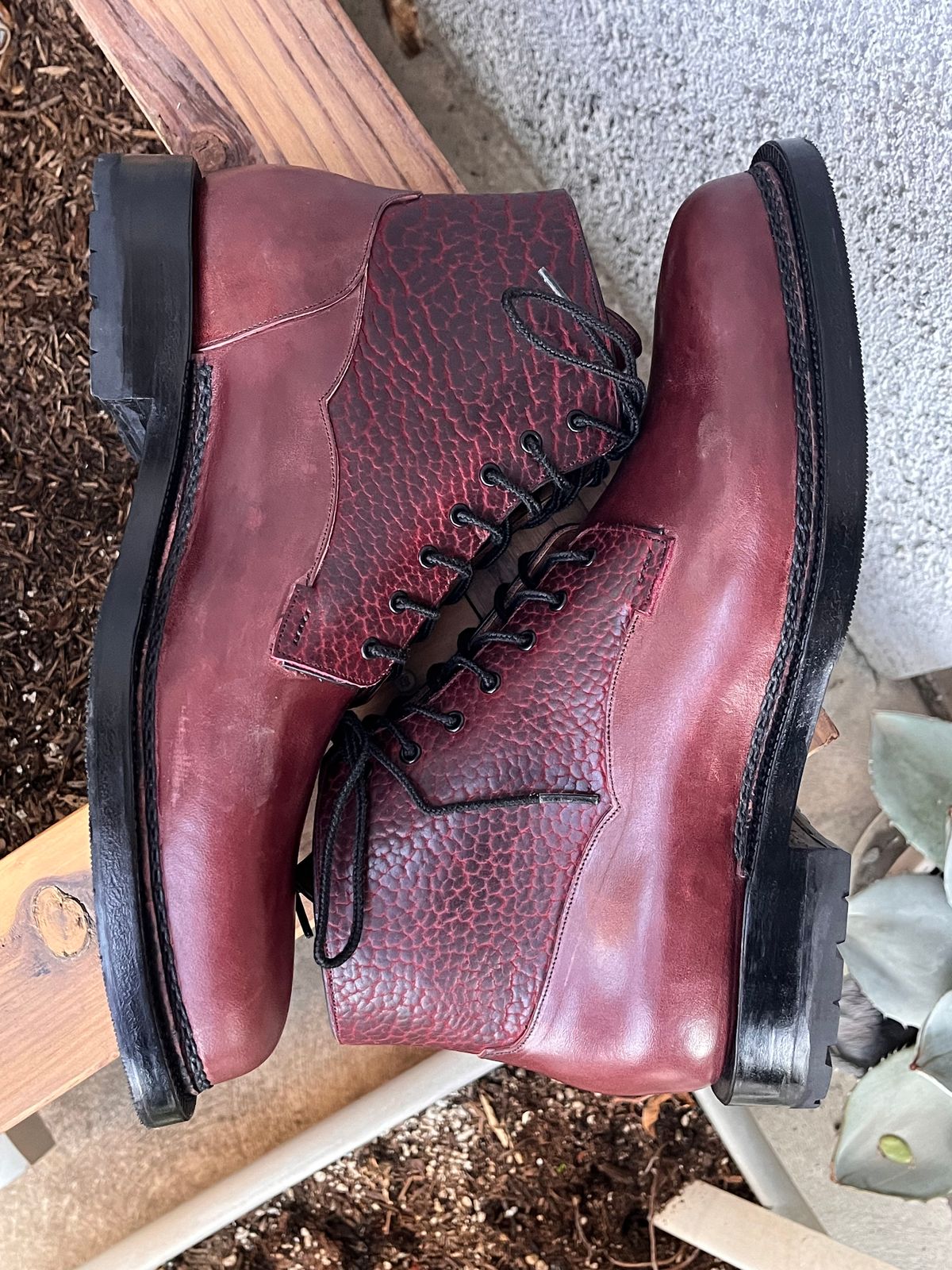 Photo by selvedge_and_welted on November 5, 2024 of the Arno Galno in Maryam Burgundy TPR Horsebutt & Law Tanning Black Cherry Big Horn Shrunken Bison.