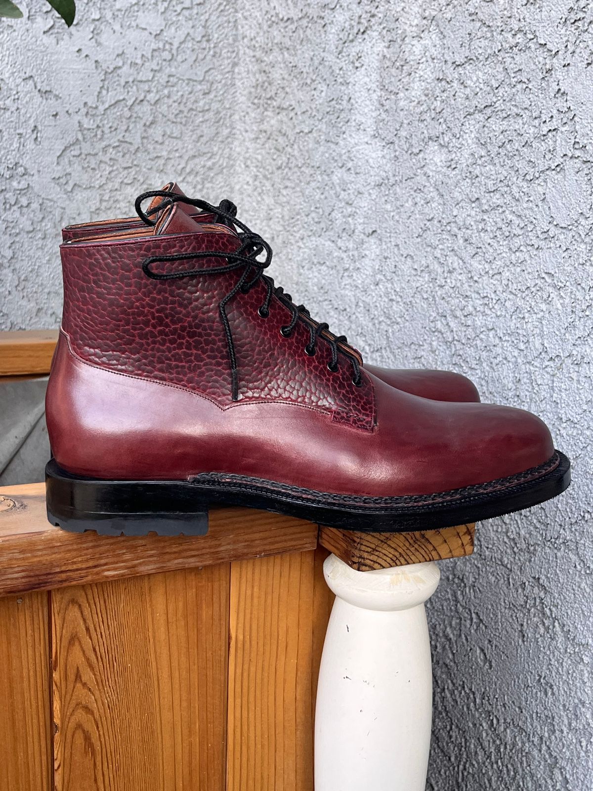 Photo by selvedge_and_welted on November 5, 2024 of the Arno Galno in Maryam Burgundy TPR Horsebutt & Law Tanning Black Cherry Big Horn Shrunken Bison.