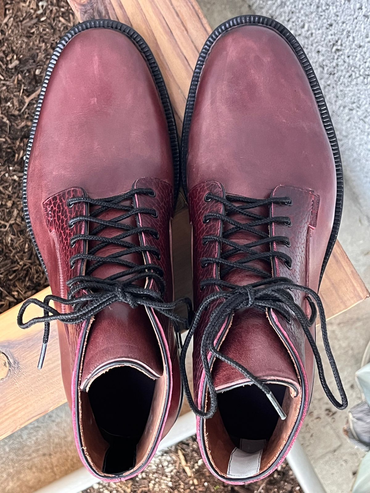 Photo by selvedge_and_welted on November 5, 2024 of the Arno Galno in Maryam Burgundy TPR Horsebutt & Law Tanning Black Cherry Big Horn Shrunken Bison.