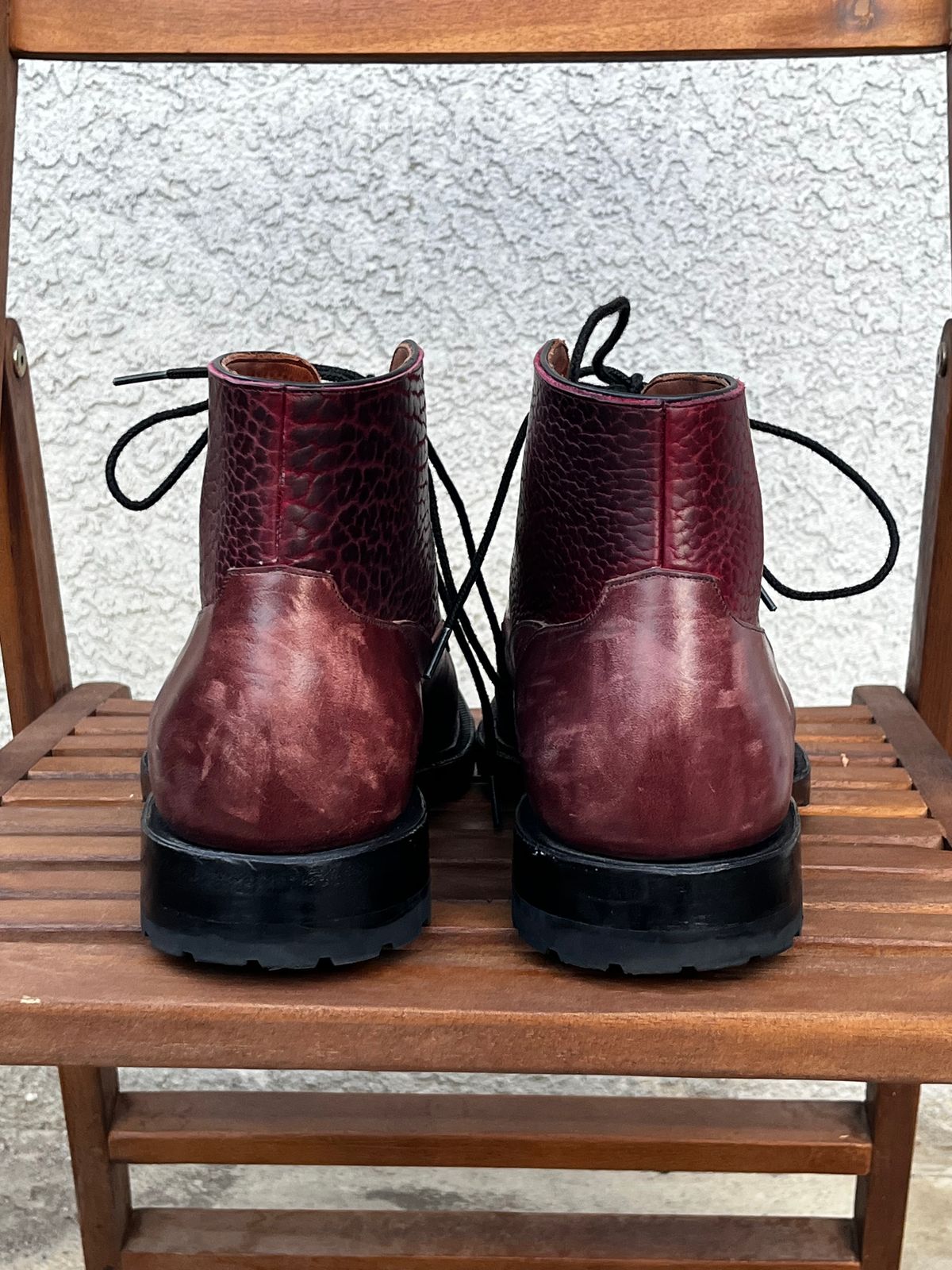 Photo by selvedge_and_welted on December 2, 2024 of the Arno Galno in Maryam Burgundy TPR Horsebutt & Law Tanning Black Cherry Big Horn Shrunken Bison.