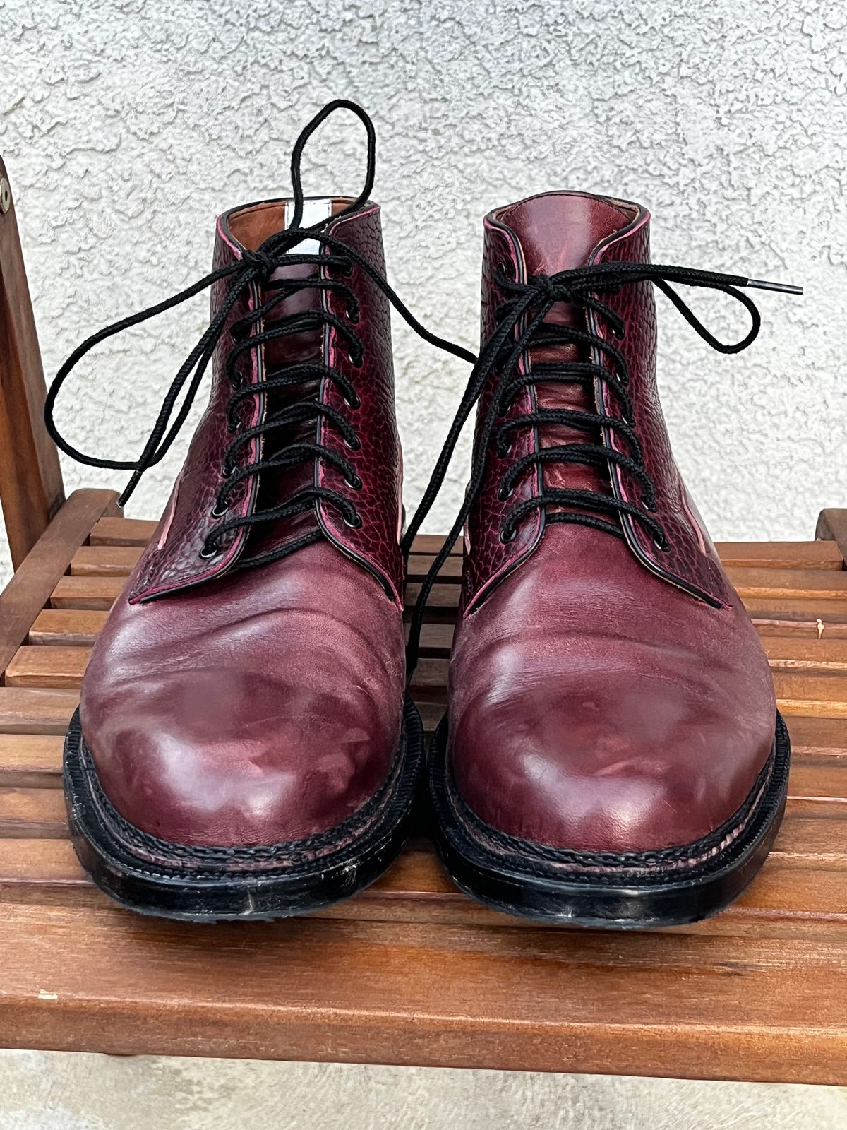 Photo by selvedge_and_welted on December 2, 2024 of the Arno Galno in Maryam Burgundy TPR Horsebutt & Law Tanning Black Cherry Big Horn Shrunken Bison.