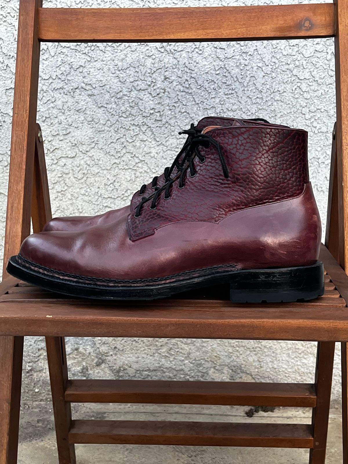 Photo by selvedge_and_welted on December 2, 2024 of the Arno Galno in Maryam Burgundy TPR Horsebutt & Law Tanning Black Cherry Big Horn Shrunken Bison.