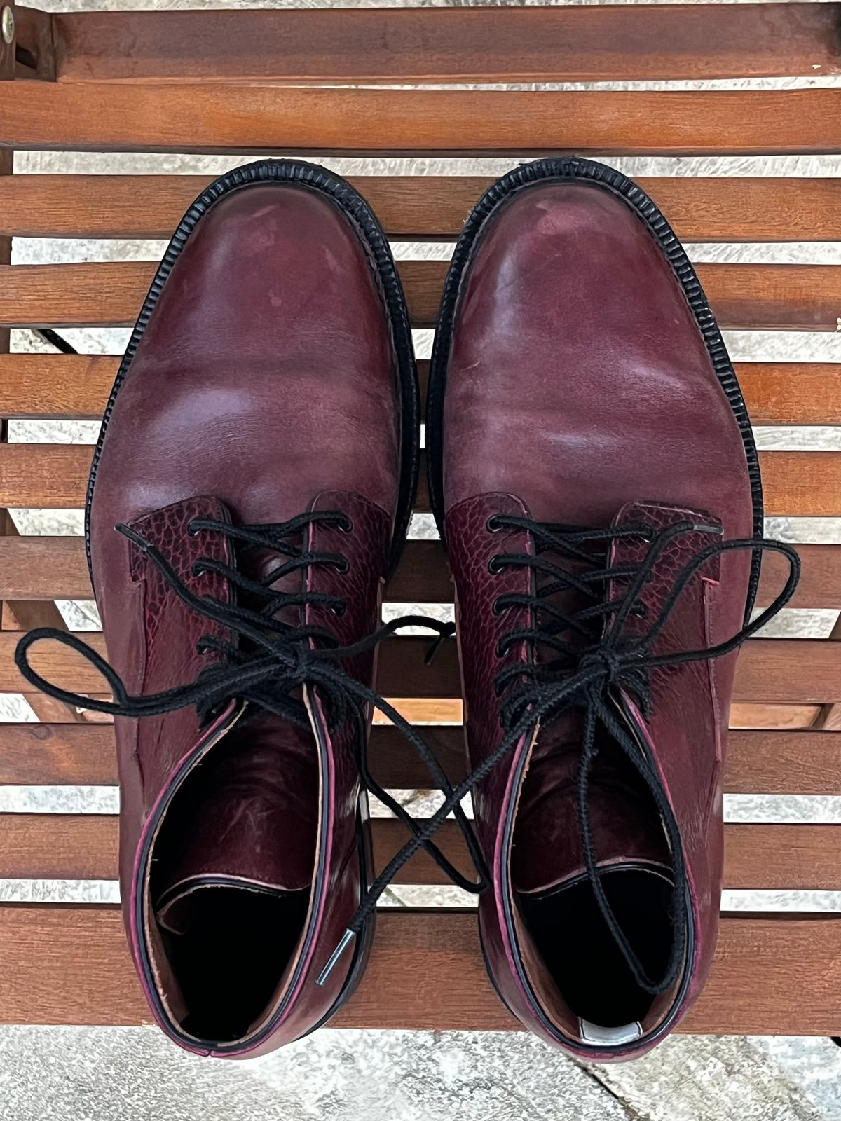Photo by selvedge_and_welted on December 2, 2024 of the Arno Galno in Maryam Burgundy TPR Horsebutt & Law Tanning Black Cherry Big Horn Shrunken Bison.