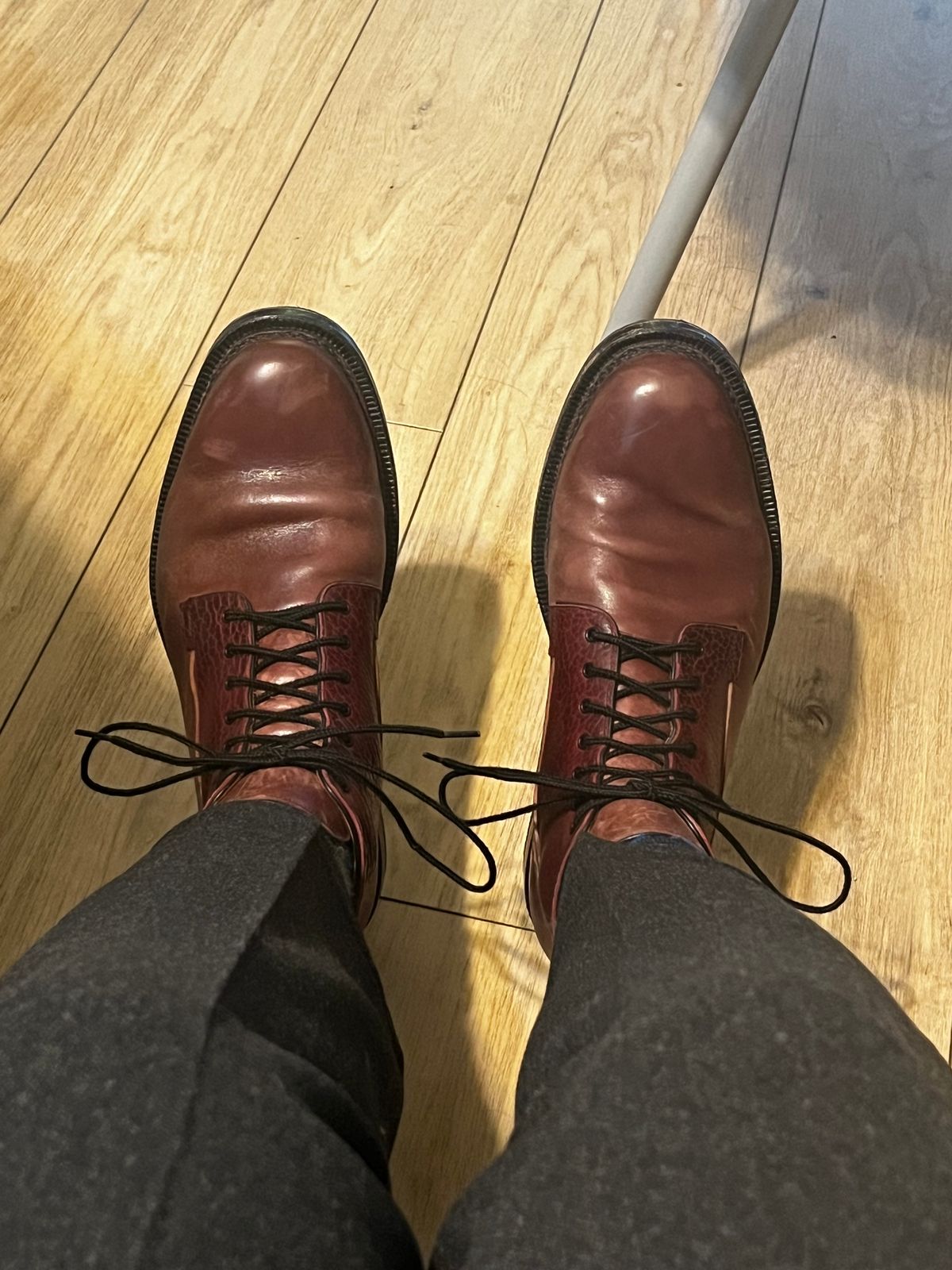 Photo by selvedge_and_welted on January 1, 2025 of the Arno Galno in Maryam Burgundy TPR Horsebutt & Law Tanning Black Cherry Big Horn Shrunken Bison.
