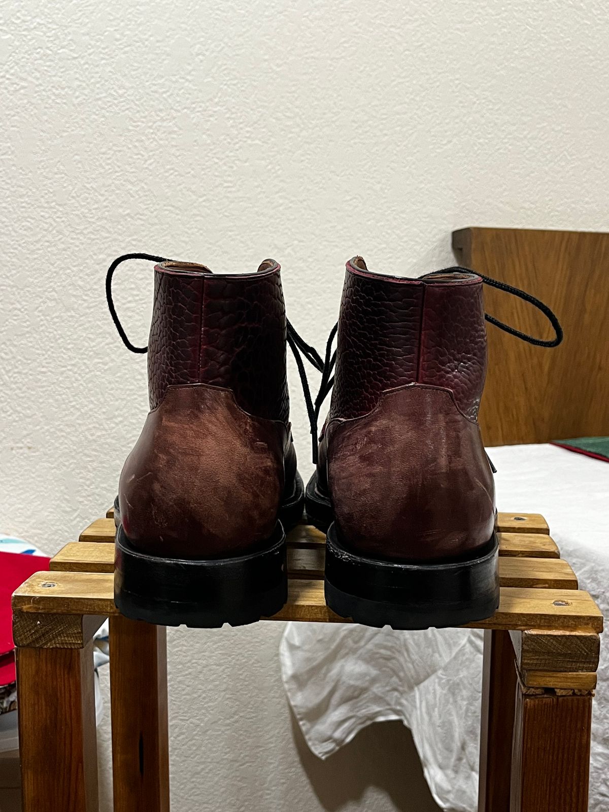 Photo by selvedge_and_welted on January 1, 2025 of the Arno Galno in Maryam Burgundy TPR Horsebutt & Law Tanning Black Cherry Big Horn Shrunken Bison.