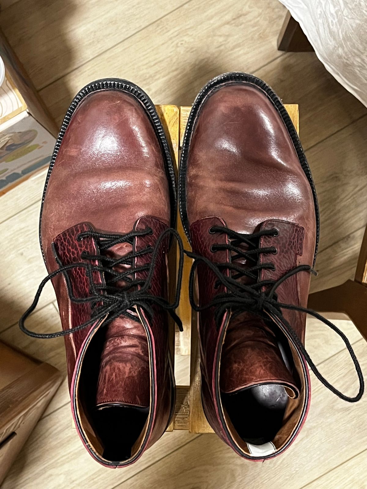 Photo by selvedge_and_welted on January 1, 2025 of the Arno Galno in Maryam Burgundy TPR Horsebutt & Law Tanning Black Cherry Big Horn Shrunken Bison.