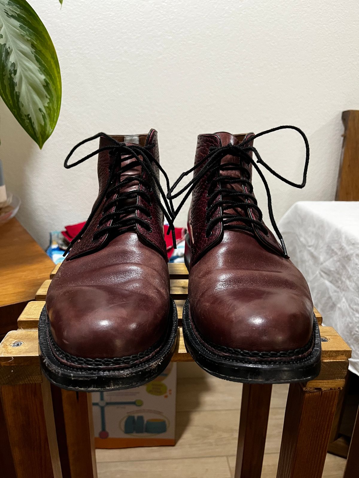 Photo by selvedge_and_welted on January 1, 2025 of the Arno Galno in Maryam Burgundy TPR Horsebutt & Law Tanning Black Cherry Big Horn Shrunken Bison.