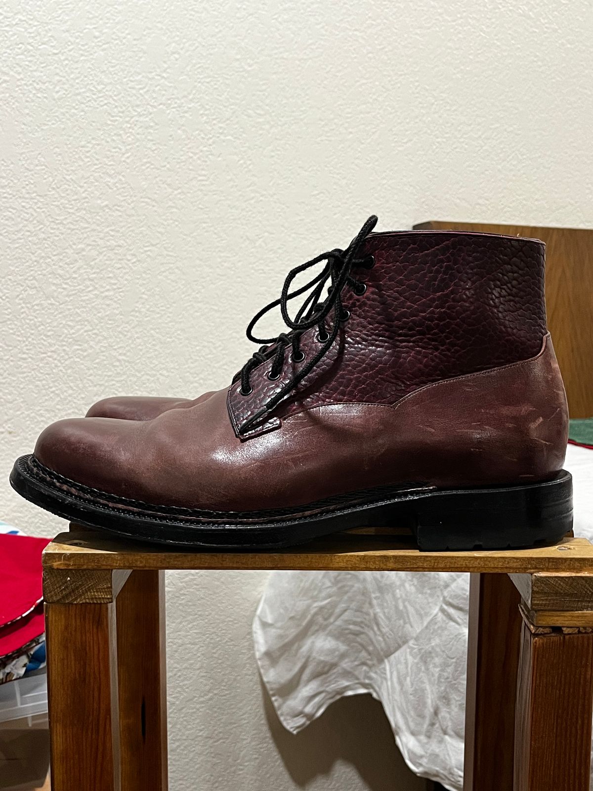 Photo by selvedge_and_welted on January 1, 2025 of the Arno Galno in Maryam Burgundy TPR Horsebutt & Law Tanning Black Cherry Big Horn Shrunken Bison.