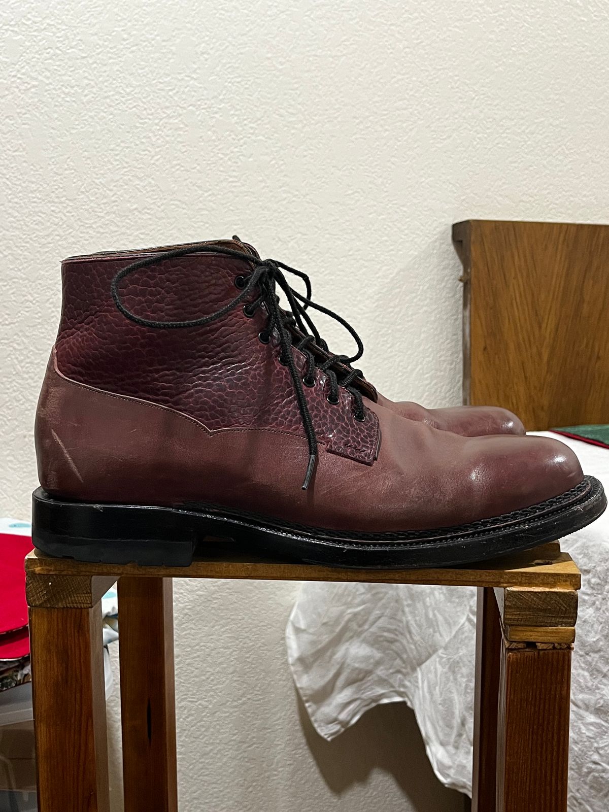 Photo by selvedge_and_welted on January 1, 2025 of the Arno Galno in Maryam Burgundy TPR Horsebutt & Law Tanning Black Cherry Big Horn Shrunken Bison.