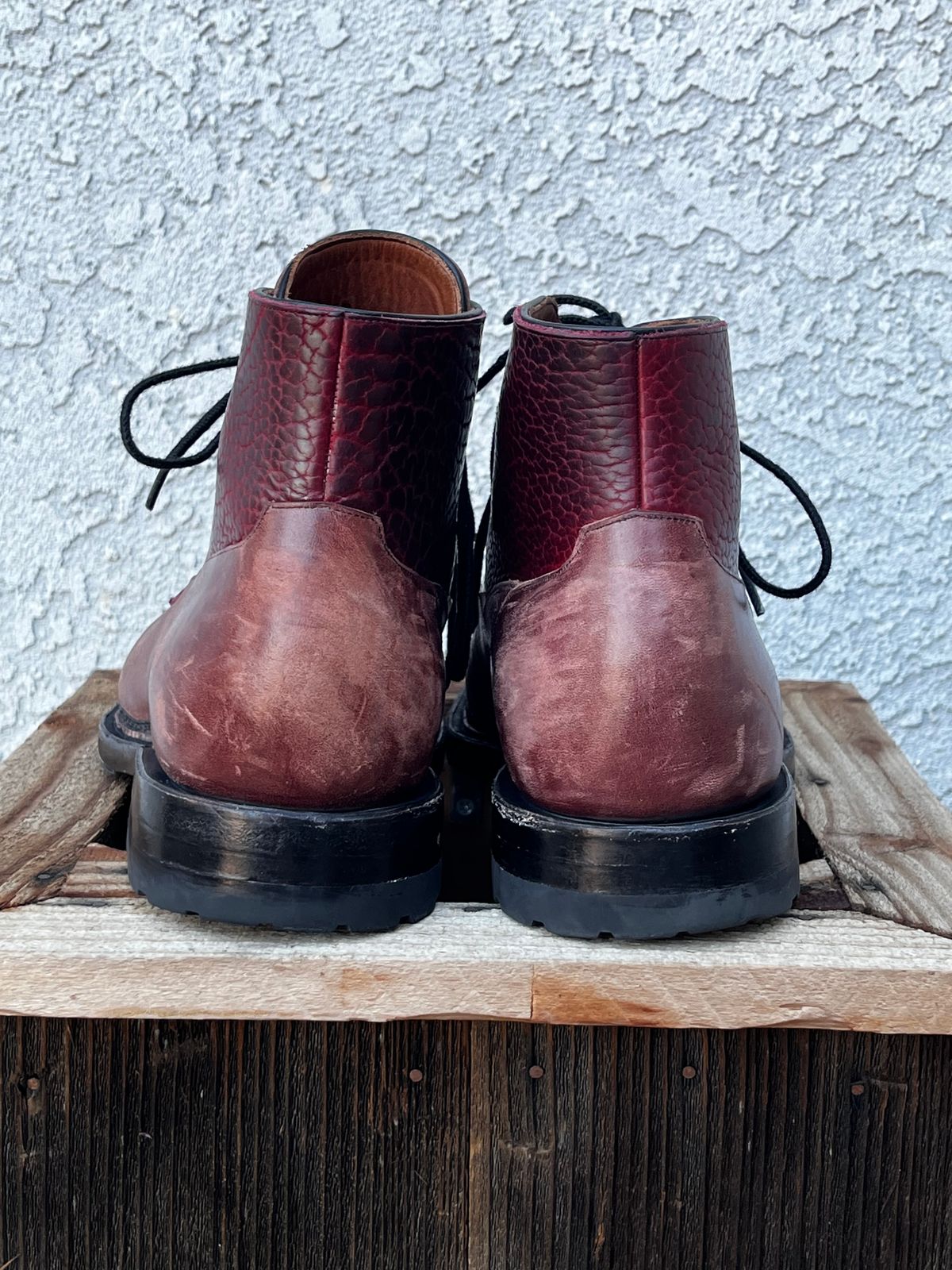 Photo by selvedge_and_welted on February 2, 2025 of the Arno Galno in Maryam Burgundy TPR Horsebutt & Law Tanning Black Cherry Big Horn Shrunken Bison.
