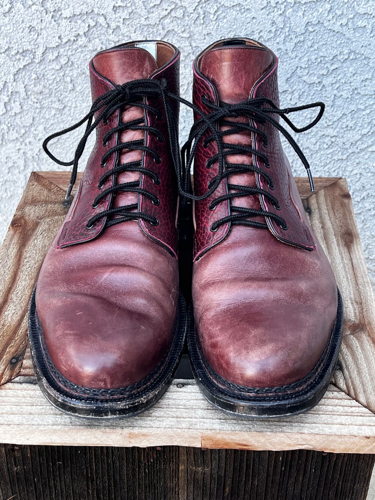 Photo by selvedge_and_welted on February 2, 2025 of the Arno Galno in Maryam Burgundy TPR Horsebutt & Law Tanning Black Cherry Big Horn Shrunken Bison.