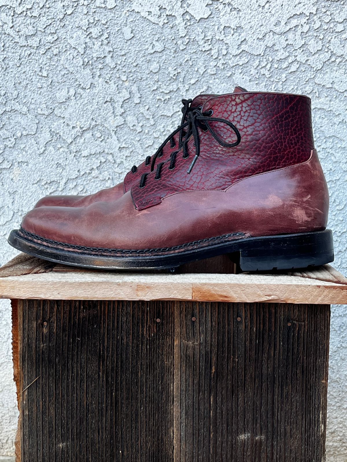 Photo by selvedge_and_welted on February 2, 2025 of the Arno Galno in Maryam Burgundy TPR Horsebutt & Law Tanning Black Cherry Big Horn Shrunken Bison.