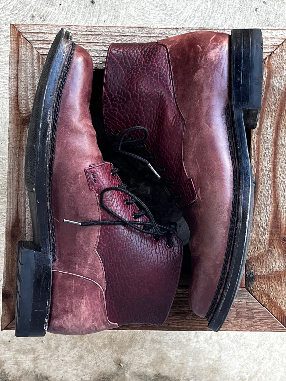 Photo by selvedge_and_welted on February 2, 2025 of the Arno Galno in Maryam Burgundy TPR Horsebutt & Law Tanning Black Cherry Big Horn Shrunken Bison.