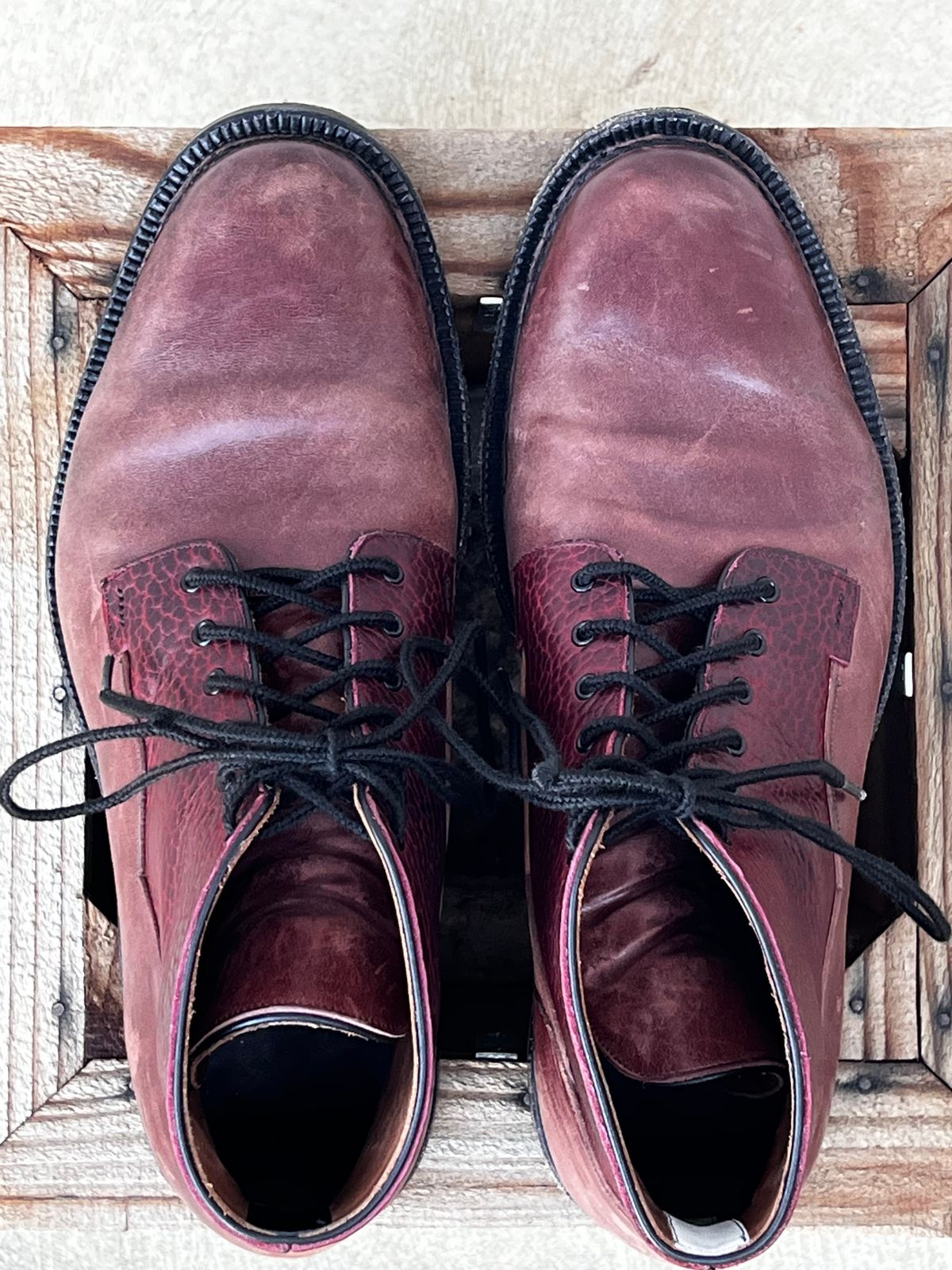 Photo by selvedge_and_welted on February 2, 2025 of the Arno Galno in Maryam Burgundy TPR Horsebutt & Law Tanning Black Cherry Big Horn Shrunken Bison.