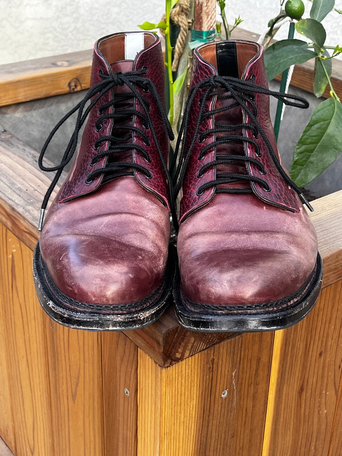 Photo by selvedge_and_welted on March 2, 2025 of the Arno Galno in Maryam Burgundy TPR Horsebutt & Law Tanning Black Cherry Big Horn Shrunken Bison.