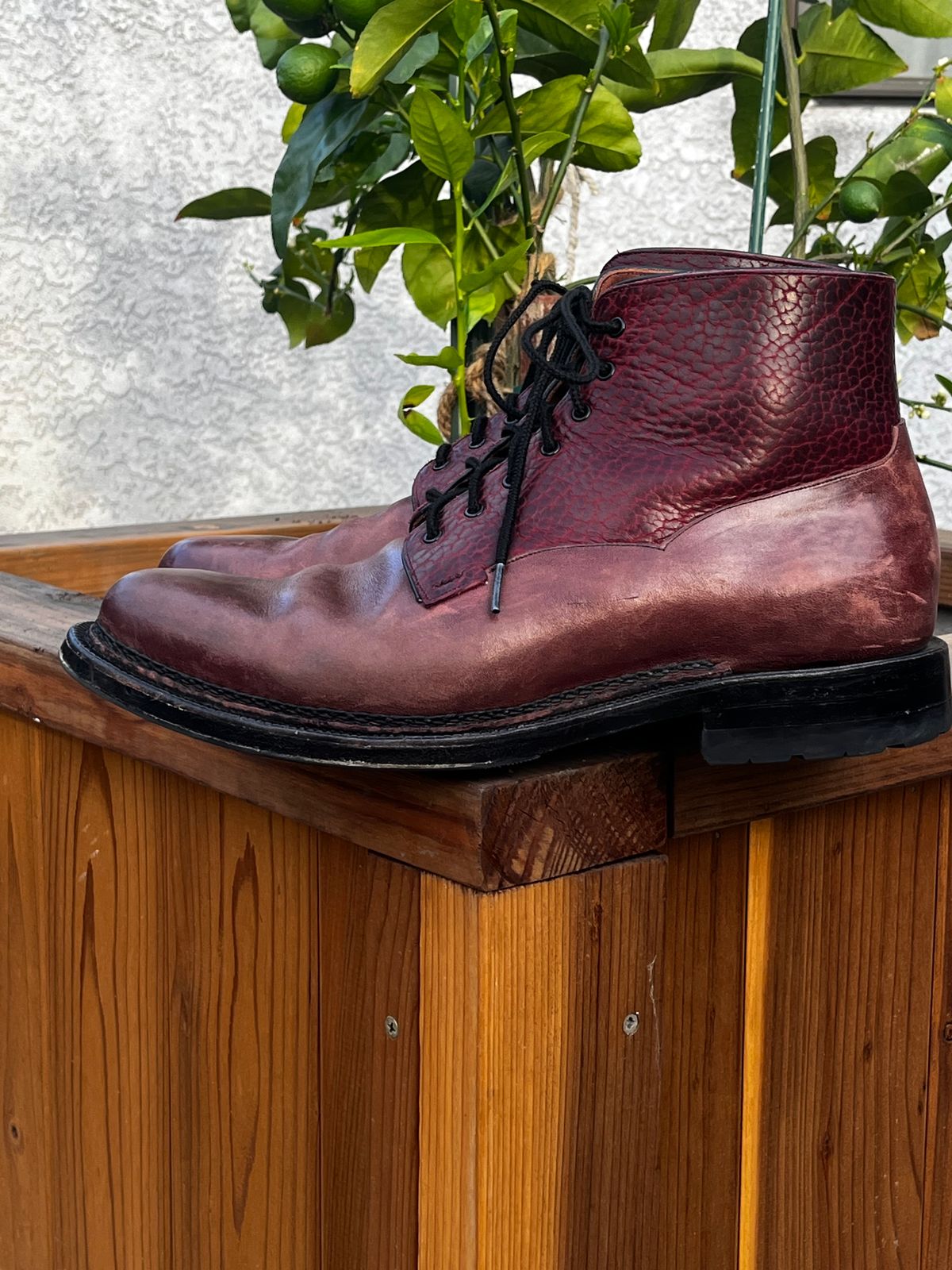 Photo by selvedge_and_welted on March 2, 2025 of the Arno Galno in Maryam Burgundy TPR Horsebutt & Law Tanning Black Cherry Big Horn Shrunken Bison.