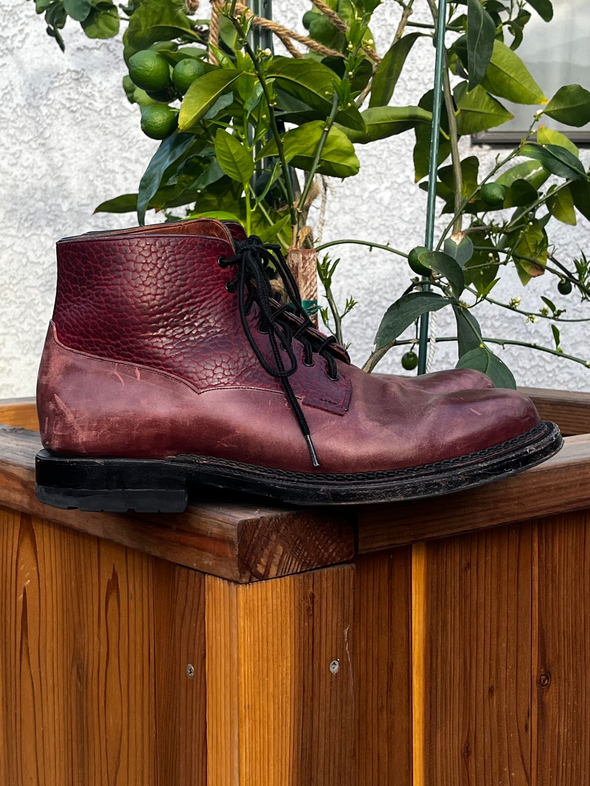 Photo by selvedge_and_welted on March 2, 2025 of the Arno Galno in Maryam Burgundy TPR Horsebutt & Law Tanning Black Cherry Big Horn Shrunken Bison.