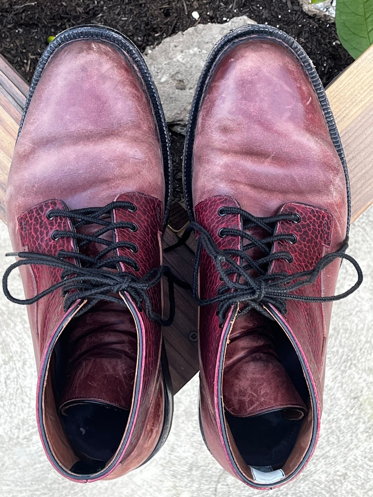 Photo by selvedge_and_welted on March 2, 2025 of the Arno Galno in Maryam Burgundy TPR Horsebutt & Law Tanning Black Cherry Big Horn Shrunken Bison.