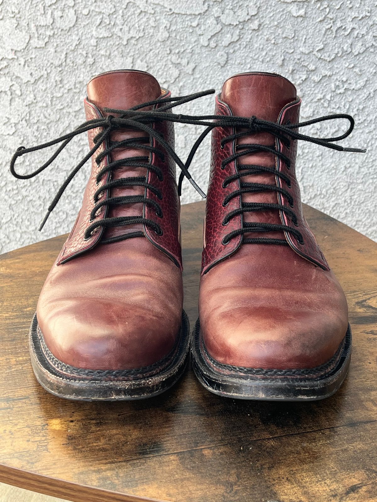 Photo by selvedge_and_welted on April 3, 2025 of the Arno Galno in Maryam Burgundy TPR Horsebutt & Law Tanning Black Cherry Big Horn Shrunken Bison.