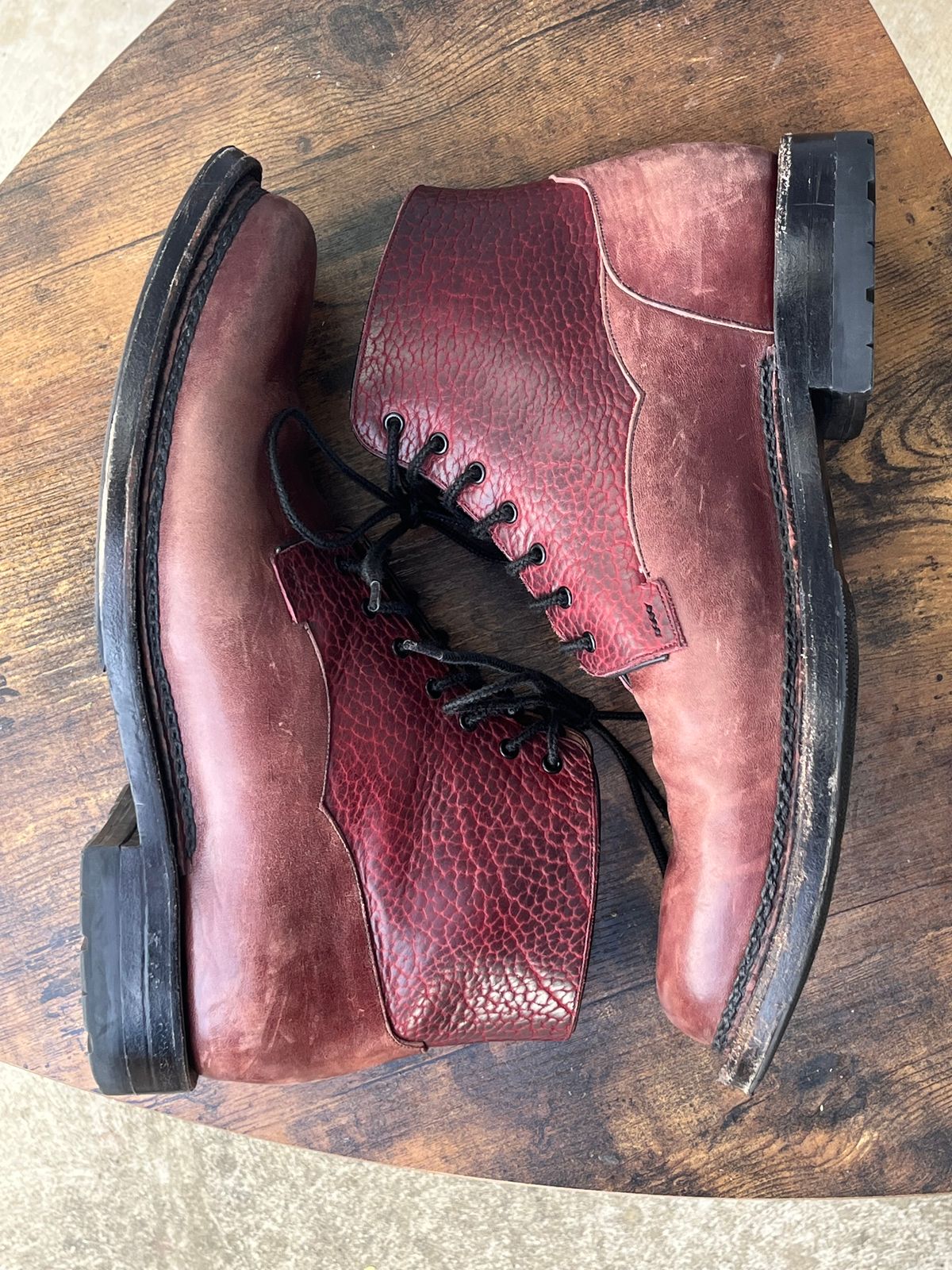 Photo by selvedge_and_welted on April 3, 2025 of the Arno Galno in Maryam Burgundy TPR Horsebutt & Law Tanning Black Cherry Big Horn Shrunken Bison.