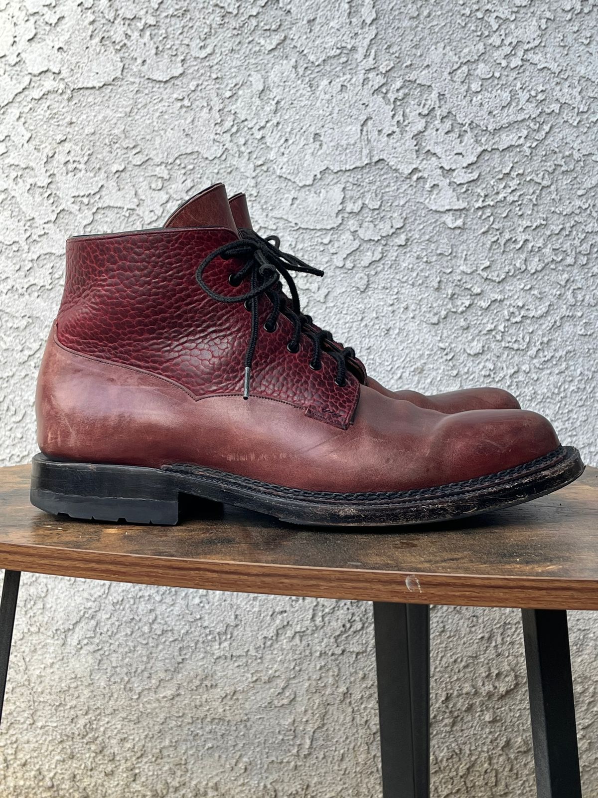 Photo by selvedge_and_welted on April 3, 2025 of the Arno Galno in Maryam Burgundy TPR Horsebutt & Law Tanning Black Cherry Big Horn Shrunken Bison.