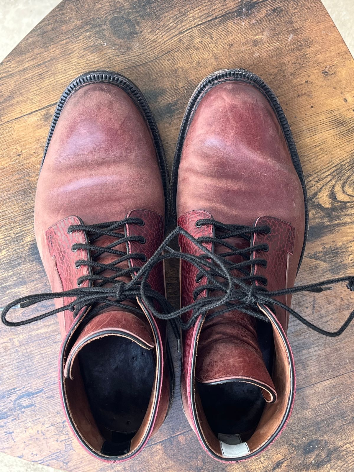 Photo by selvedge_and_welted on April 3, 2025 of the Arno Galno in Maryam Burgundy TPR Horsebutt & Law Tanning Black Cherry Big Horn Shrunken Bison.