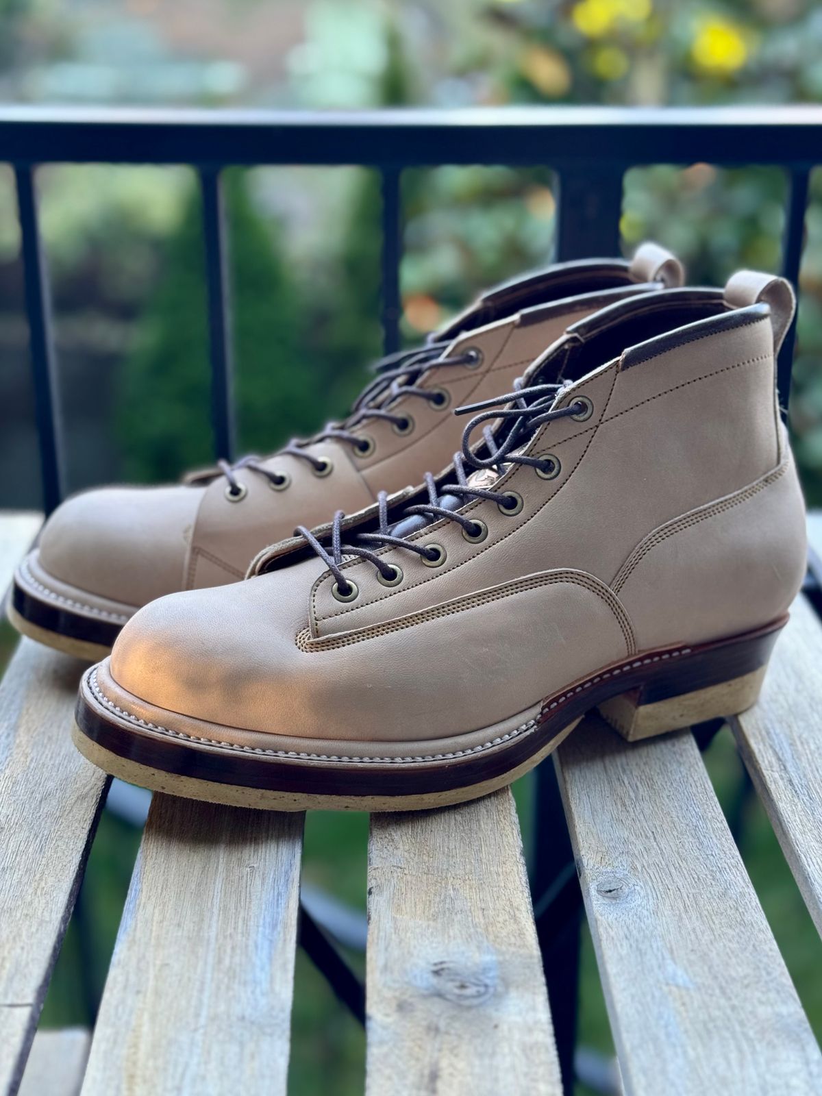 Photo by weltedware on October 6, 2025 of the Prof Barnets Luke Boots in Maryam Grigio Horsebutt.