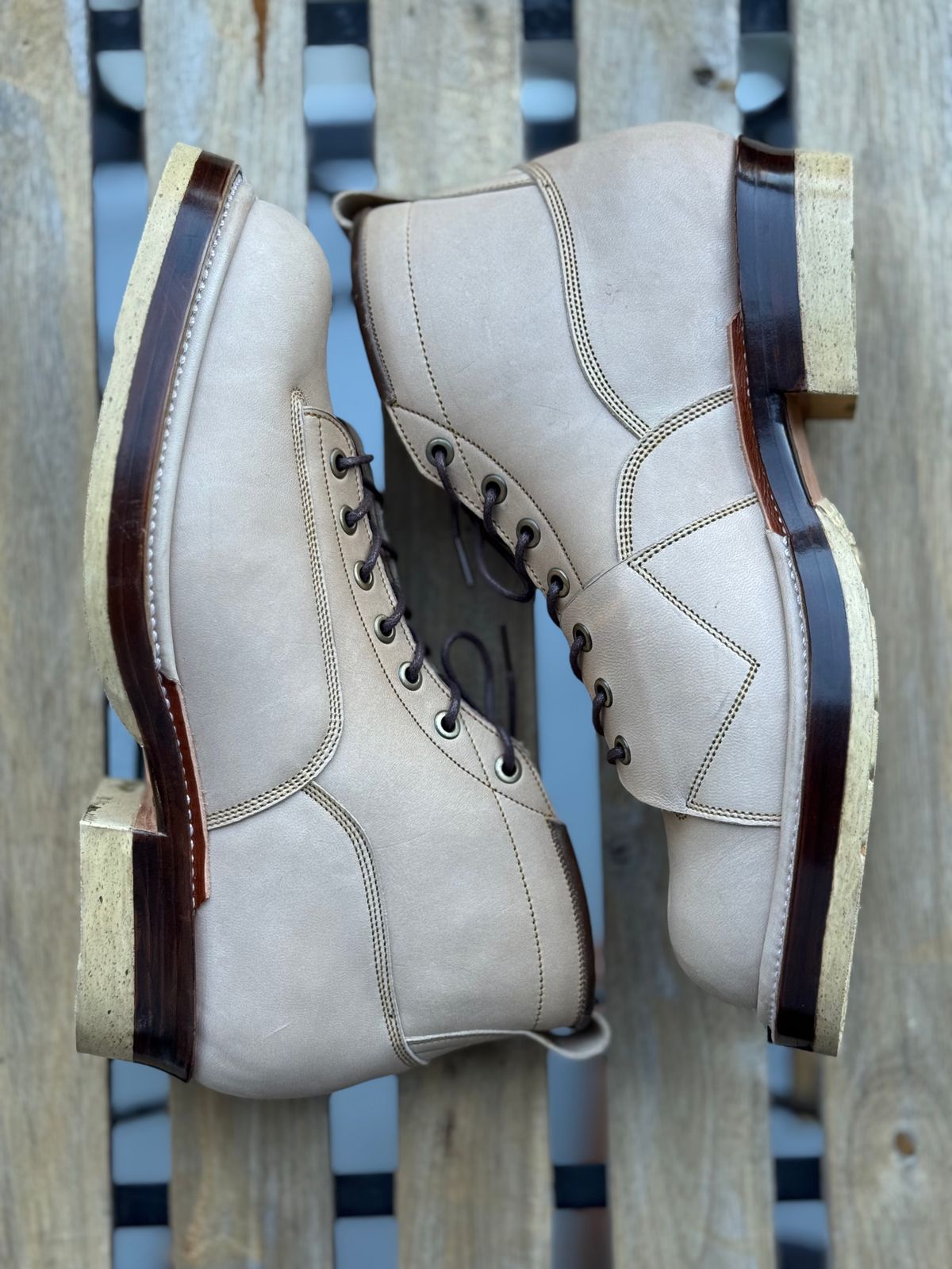 Photo by weltedware on October 6, 2025 of the Prof Barnets Luke Boots in Maryam Grigio Horsebutt.