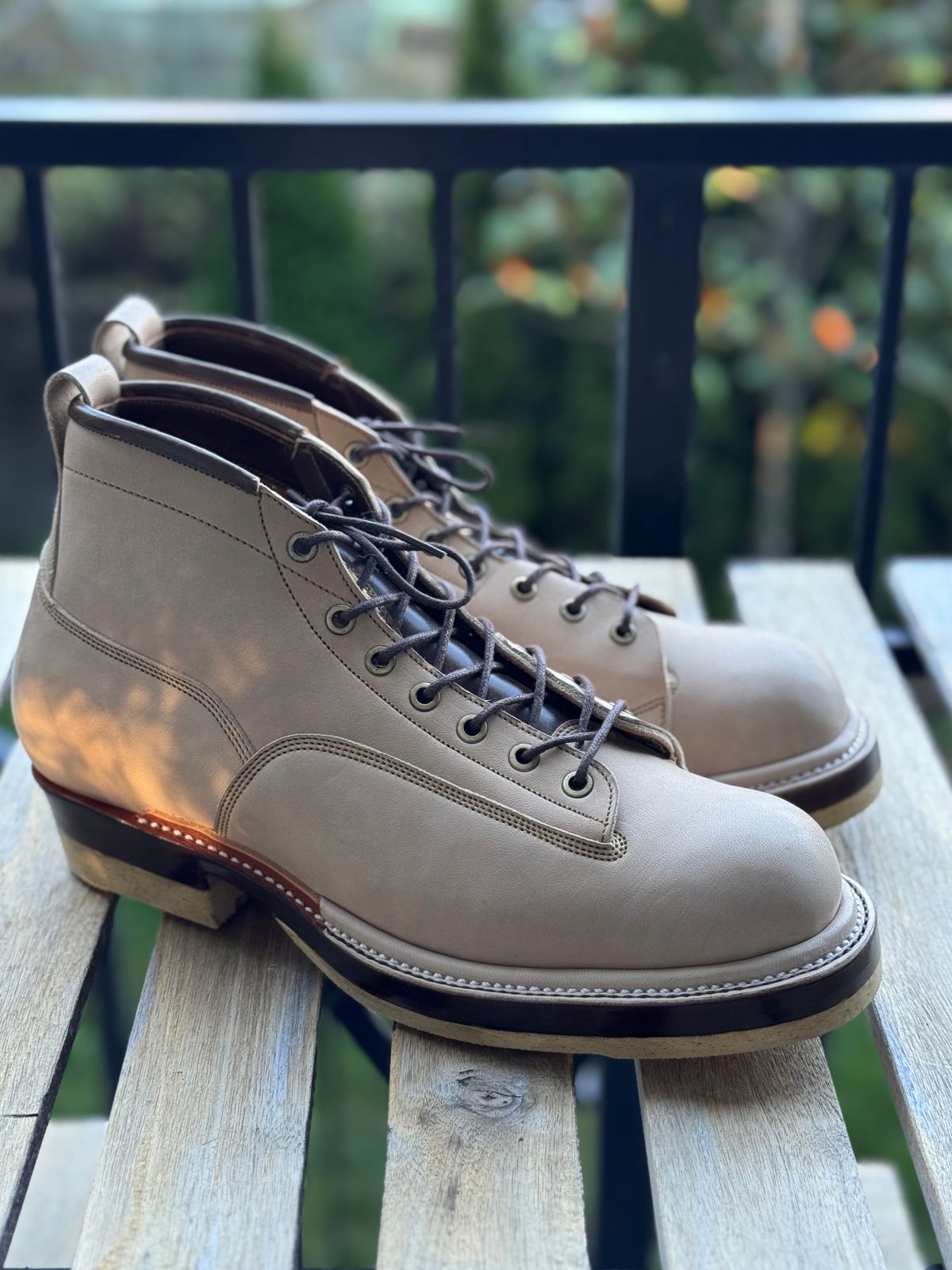 Photo by weltedware on October 6, 2025 of the Prof Barnets Luke Boots in Maryam Grigio Horsebutt.